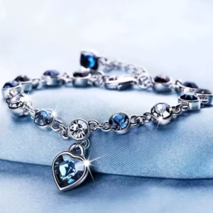 BlueHeart- Bransoletka damska w kolorze srebrnym z niebieskim kryształem w kształcie serca